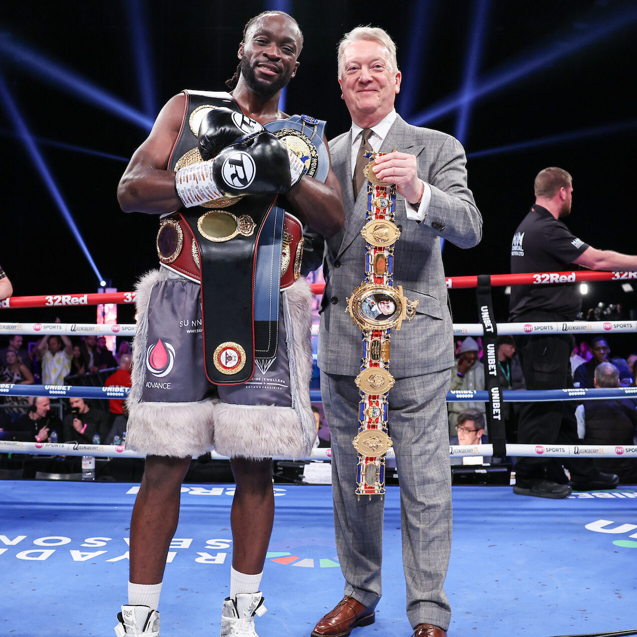 MAG 7 LIGHTS UP LONDON