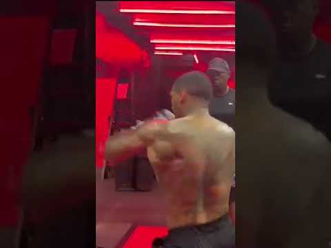 Conor Benn shows off rapid hand speed with Dad Nigel looking on 💨