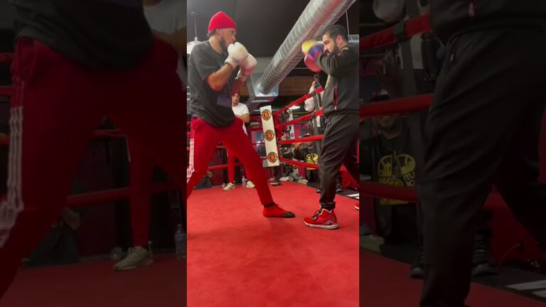 David Benavidez shows off his BLISTERING hand speed 🥊💨