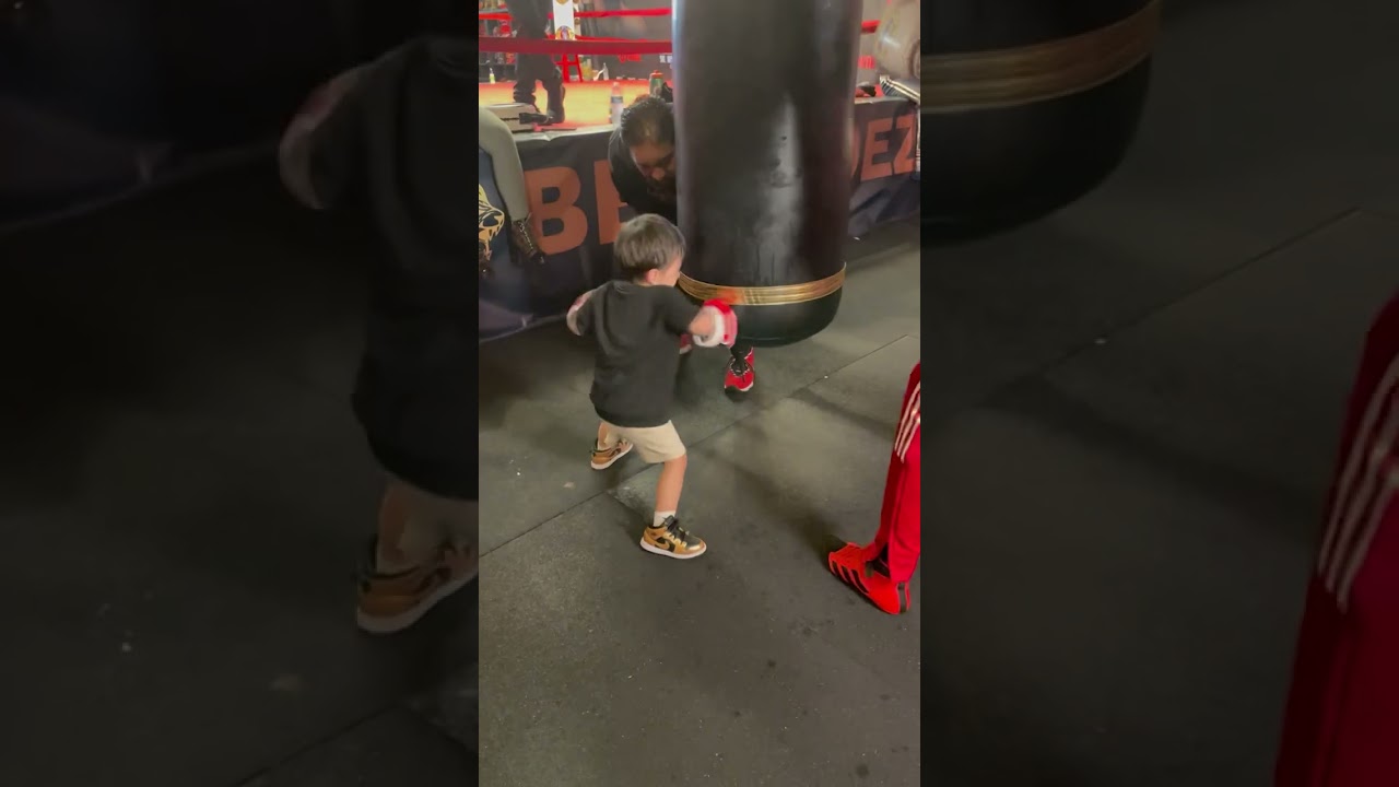 David Benavidez's son puts in WORK on the heavy bag just like his dad | #BenavidezPlant