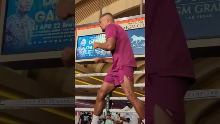 #YamaguchiFalcao comes in ready to fight as a late replacement for #DavidMorrellJr.  #MorrellFalcoa