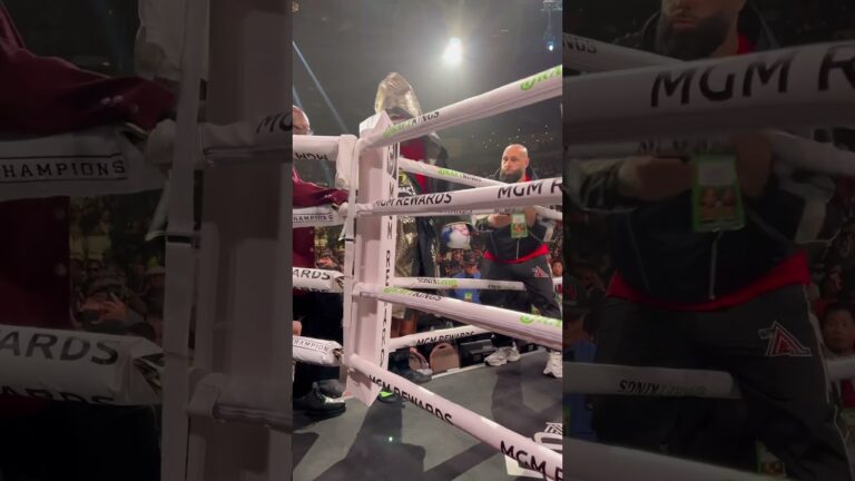 #DemetriusAndrade makes his walk to the ring for #BenavidezAndrade