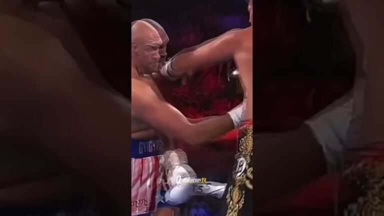 Tyson Fury dodges a flurry of punches 😮