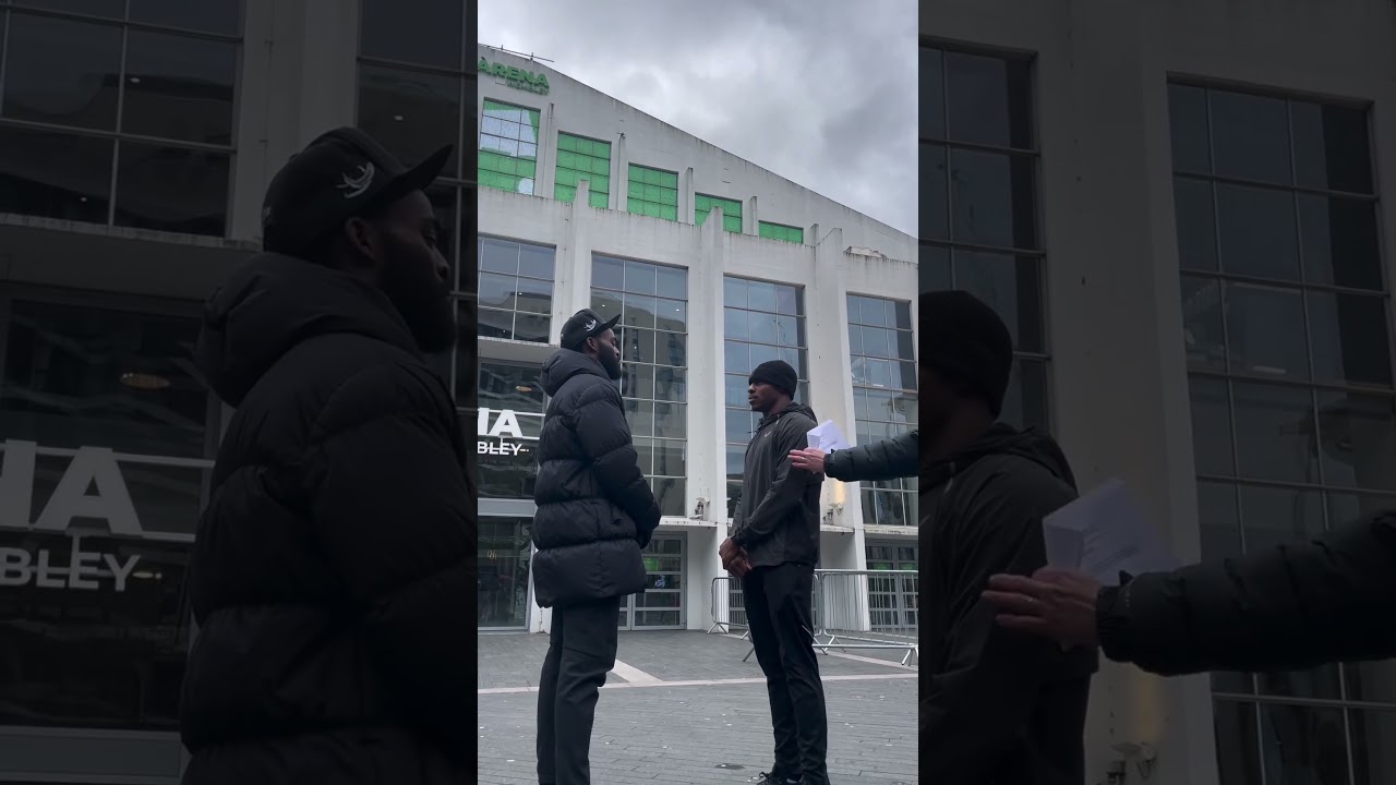 Buatsi & Azeez did NOT want to be the first to break their face-off 🥶