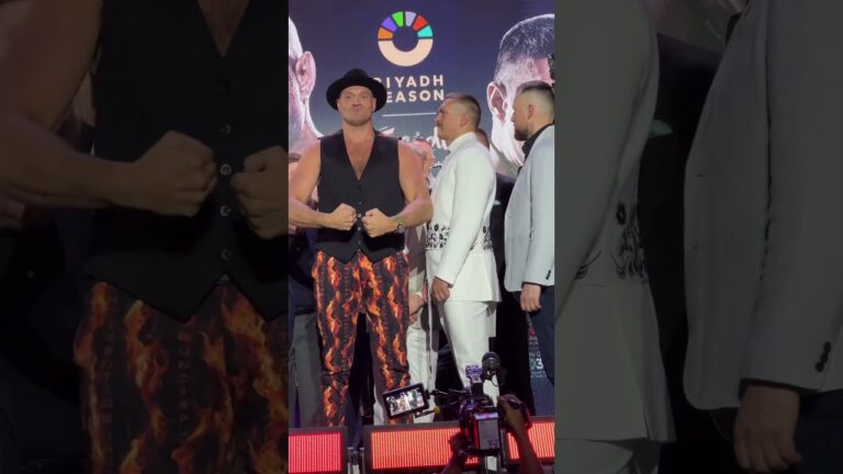 Tyson Fury REFUSES staredown with Oleksandr Usyk 😯