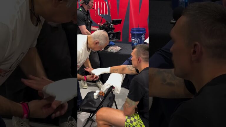🤜 Oleksandr Usyk Tapes Tools For Tyson Fury Fight 🧰