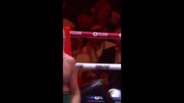 Tyson Fury Sticks His Tonge Out DURING Usyk Fight 🤪 #shorts