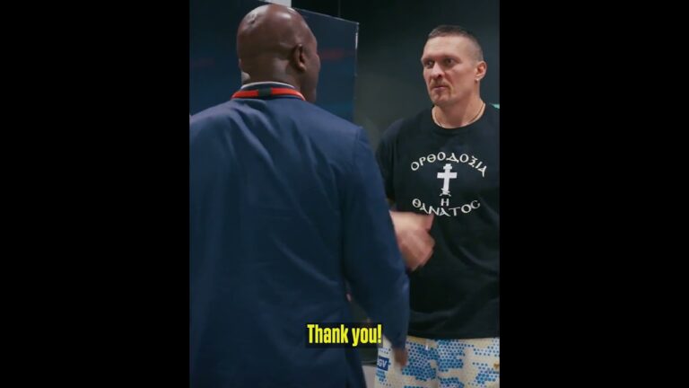 Evander Holyfield Visits Oleksandr Usyk's Locker Room Before Fury 🤝