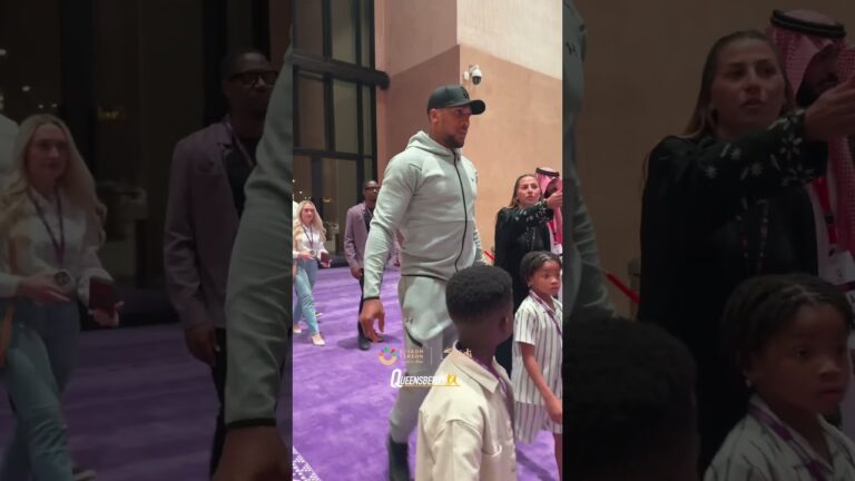 Anthony Joshua arrives to the 5v5 ready to see a Queensberry victory 👀