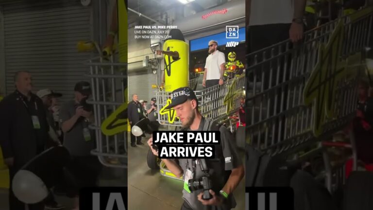 Jake Paul is in the building 🥊
