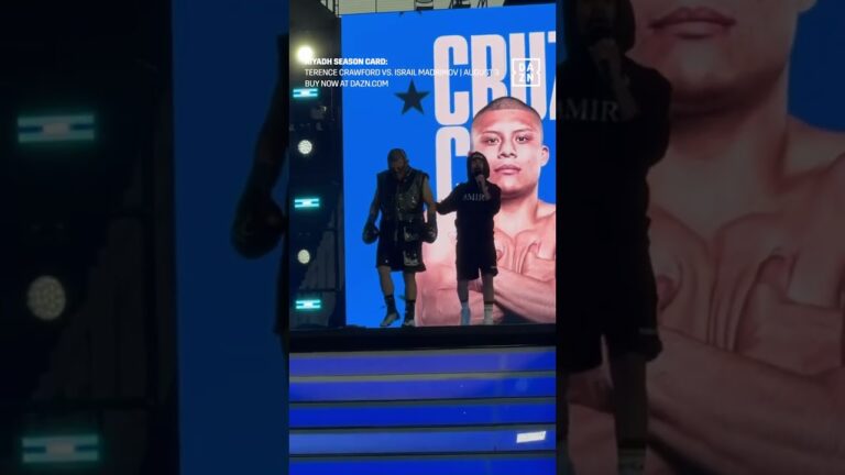 Isaac 'Pitbull' Cruz makes his way to the ring 😤