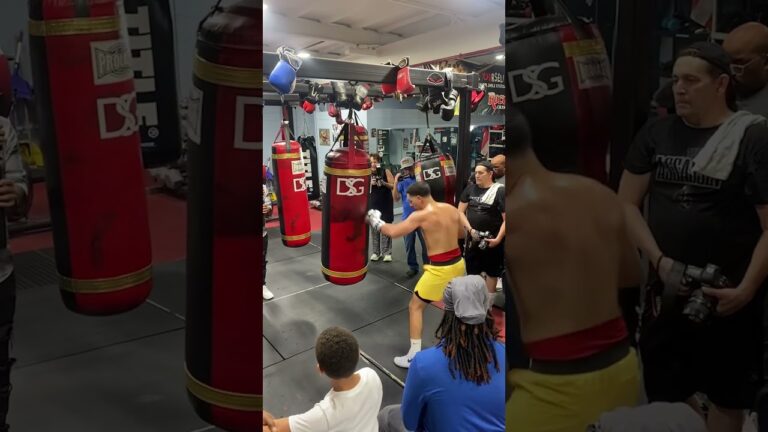 #DannyGarcia opened his camp to show heâ€™s ready for his title fight against Lara on 9/14 #LaraGarcia