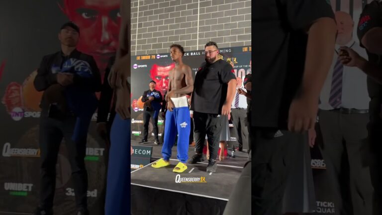 Jadier Herrera almost gets kicked at face off 😳