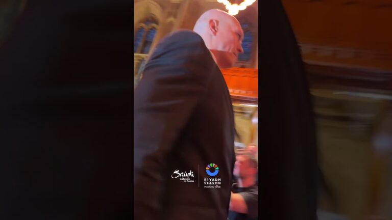 Oleksandr Usyk carries a briefcase to his press conference with Tyson Fury 👀💼