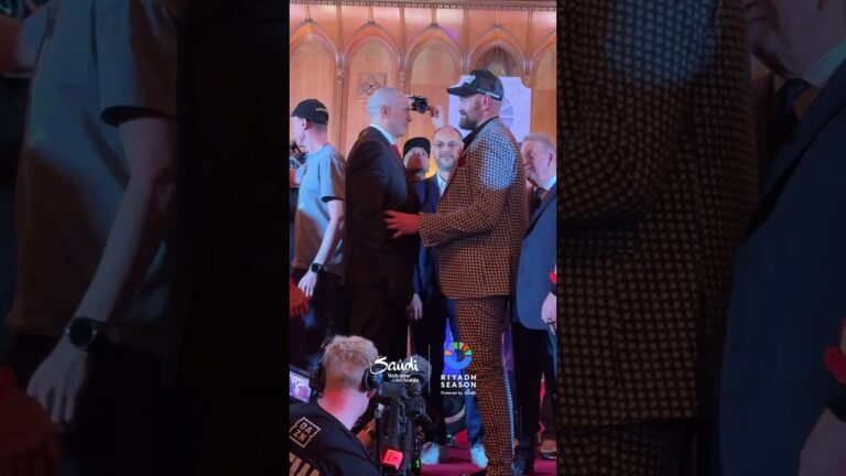 Tyson Fury takes off his shoes before facing off with Usyk 👟😂