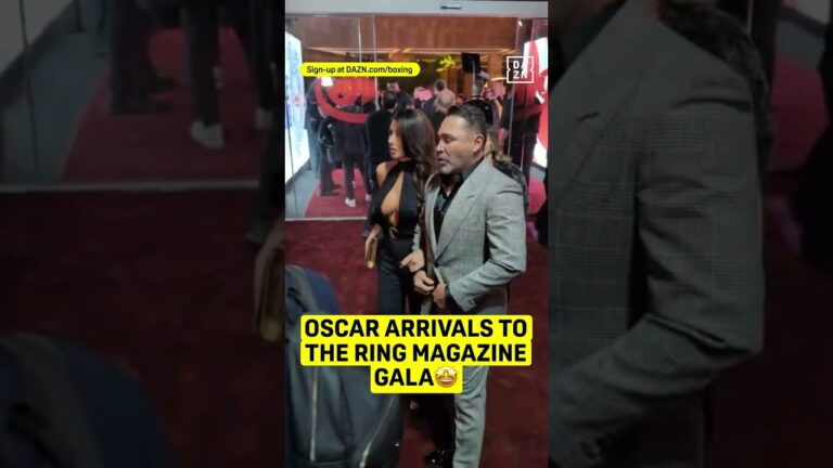 Oscar De La Hoya arrives in style 🤩