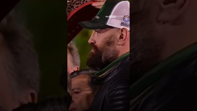 This face-off between Usyk & Fury didn't quite reach 11 minutes! 👀