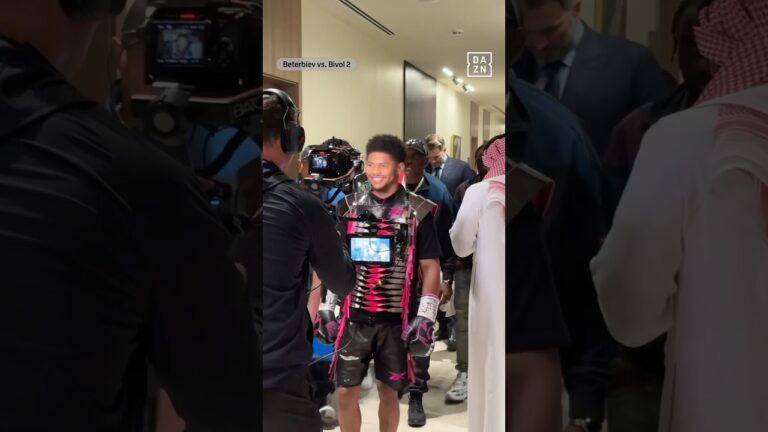 Shakur walks out with Crawford 😤 #shorts