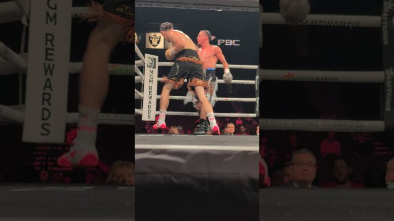 Like father like son, #RobertGuerrero's #RobertGuerreroJr gets a TKO stoppage.