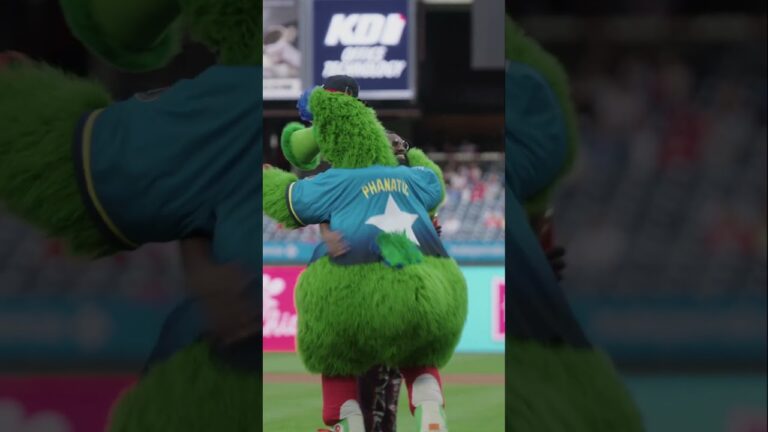 Jaron Ennis Throws First Pitch At Philadelphia Phillies Vs Los Angeles Dodgers ⚾️