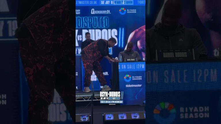 Usyk gets Dubois to sign a picture from the first fight 👀