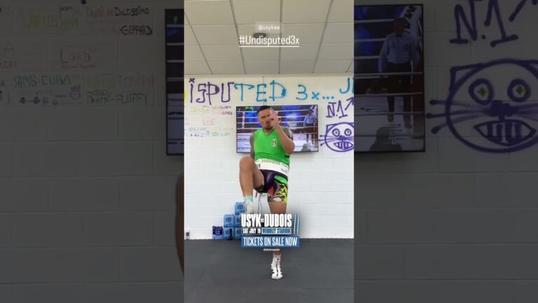 Oleksandr Usyk dancing his way through camp likeâ€¦🕺