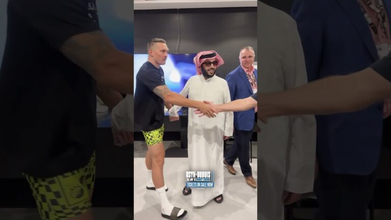 When Oleksandr Usyk met Steven Gerrard 😅