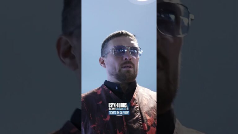 A typical Usyk reaction to the cameraman falling over 🤣