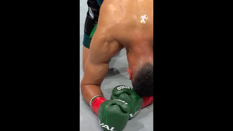 Is his opponents nose broken!?