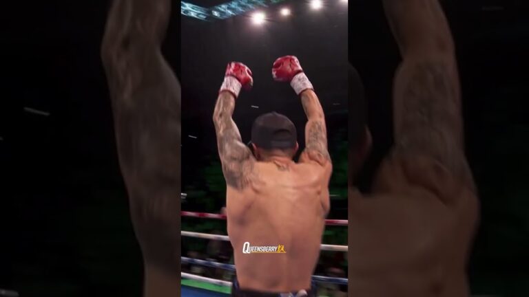 The crowd boo & then join in on the ringwalk song 🤯