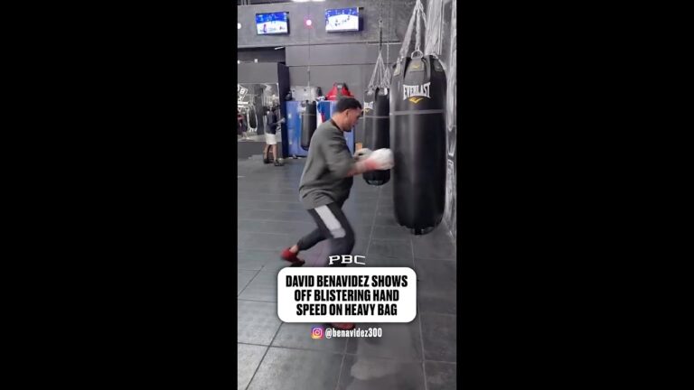 David Benavidez Shows Off Blistering Handspeed On the Heavy Bag