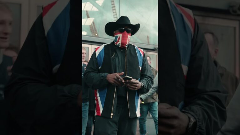 Derek Chisora arrives via TUBE to the O2 for his fight against Deontay Wilder 😂