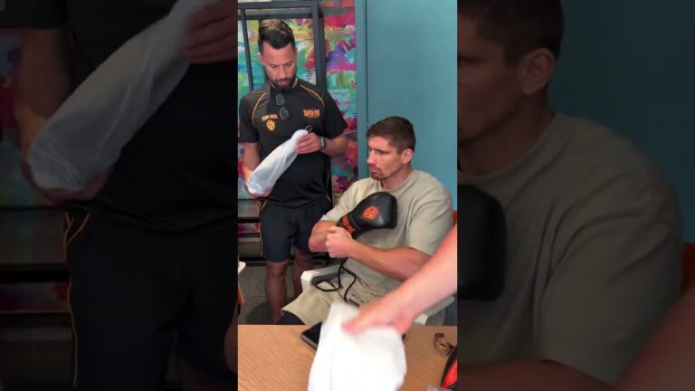 Rico Verhoeven Tries On Gloves Before Oleksandr Usyk Fight 🥊