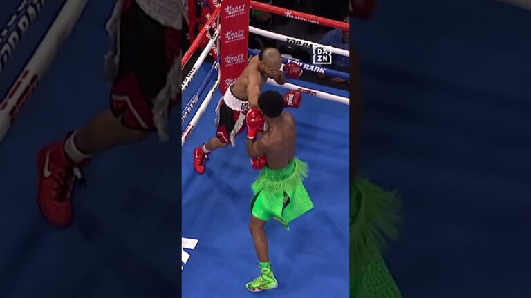 Abdullah Mason down twice in one, but stops Vasquez in two 🤩