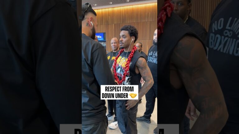 Errol Spence Jr. Receives an Ula Fala as a Sign of Respect 🇦🇺