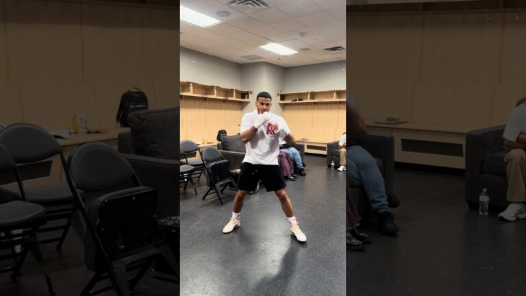 ⚡️ Rolly Romero fine-tuning his movement in the locker room ahead of the main event!