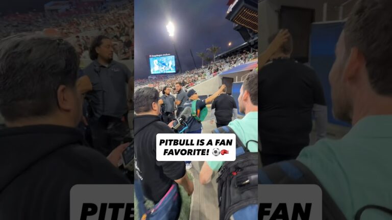Isaac “Pitbull” Cruz making sure every fan gets a selfie before fight night! 📸