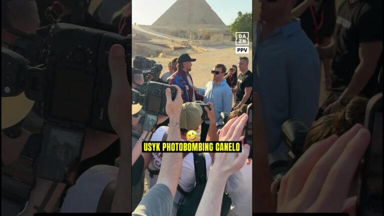 When Usyk photobombed Canelo’s picture in front of the pyramids 🤣