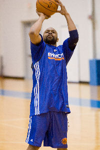 RoyJonesJrKnicks1 Roy Jones Dusts Off Basketball Shoes To Practice With The Knicks