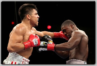  BertoOrtiz1 Boxing Result: Ortiz Stuns Berto To Take WBC Title