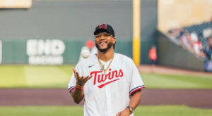 Morrell made the first ceremonial pitch at Twins-Red Sox game  – World Boxing Association